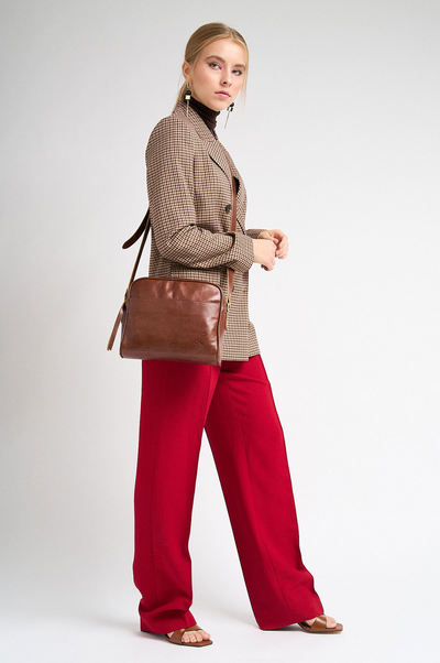 Women Carrying Trendy Tumbled Brown Leather Crossbody Bag 